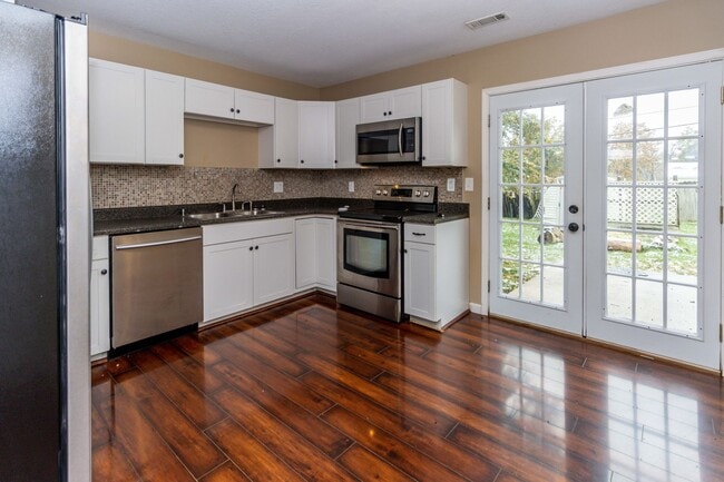 Building Photo - 3 bed, 1 bath home for rent!