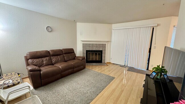 Foto del edificio - 2 bedroom condo with garage  and inside la...