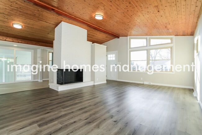 Building Photo - Stunning mid-century 3-Bedroom Home in Cin...