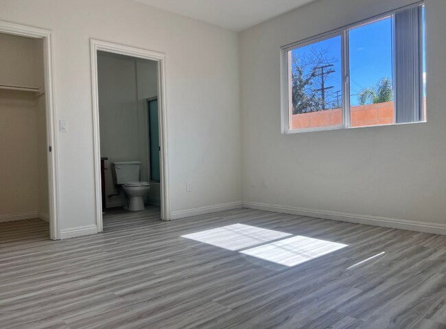 Foto del edificio - 6829 Simpson Ave