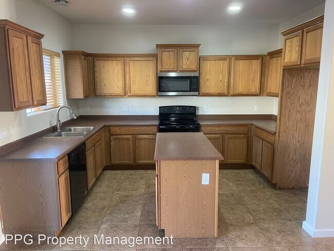 Building Photo - 5 br, 2.5 bath House - 18510 W Eva St