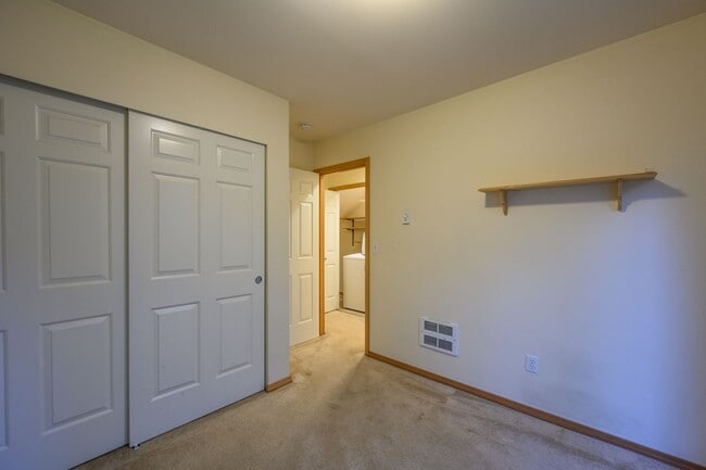 Building Photo - Well-maintained 3 bedrooms 2.5 bath townhouse located in the heart of Lake City/Northgate