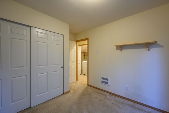 Foto del edificio - Well-maintained 3 bedrooms 2.5 bath townhouse located in the heart of Lake City/Northgate