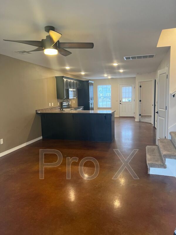 Building Photo - 402 Carson Way