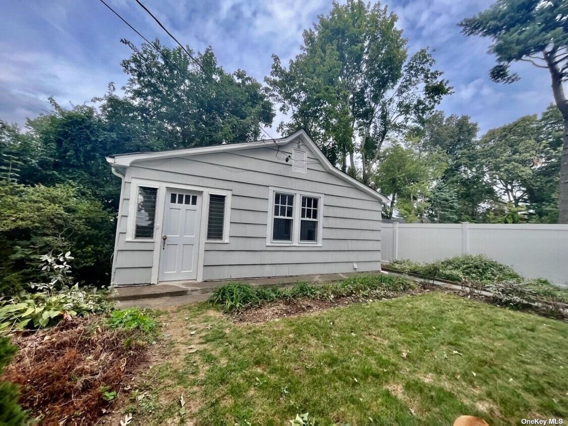 105 Burt Ave, Northport, NY 11768