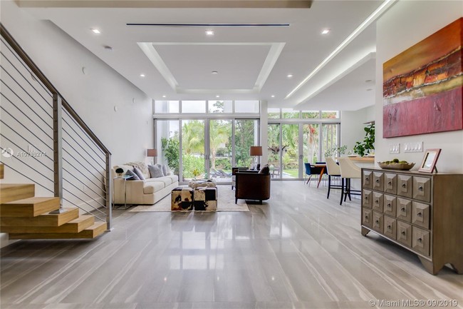 Building Photo - 4891 University Dr