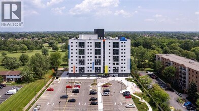 Building Photo - 3100 Meadowbrook Ln