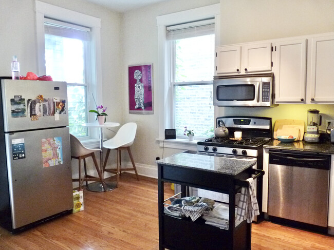 Foto del edificio - 1327 N Maplewood Ave