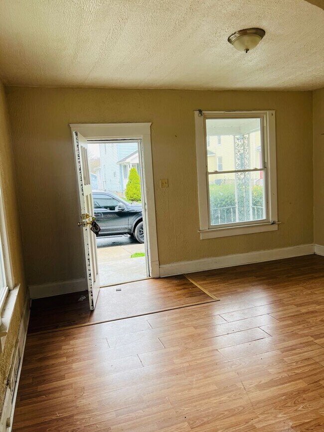 Building Photo - 3 bedroom single family home