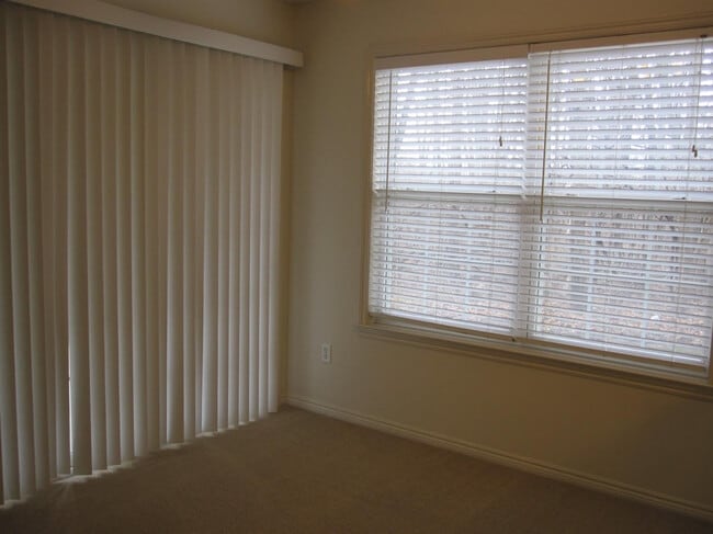 Building Photo - 3055 Barclay Wy