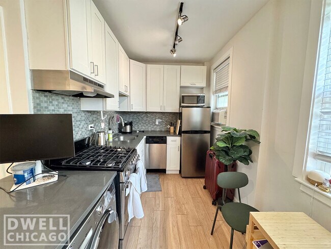 Foto del edificio - 517 W Belmont Ave