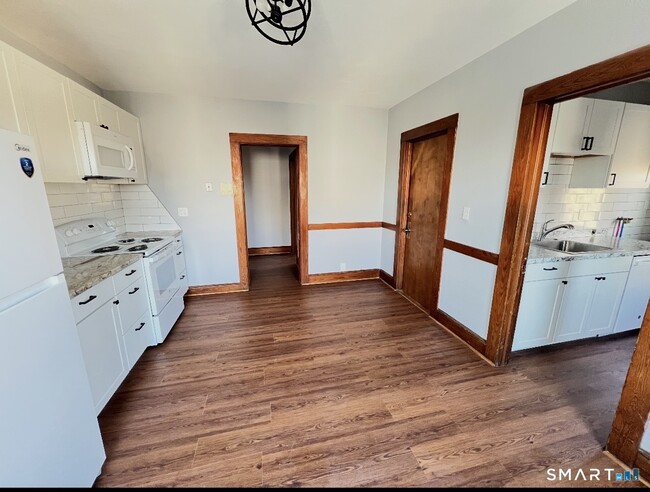 Building Photo - 75 Ridgewood St