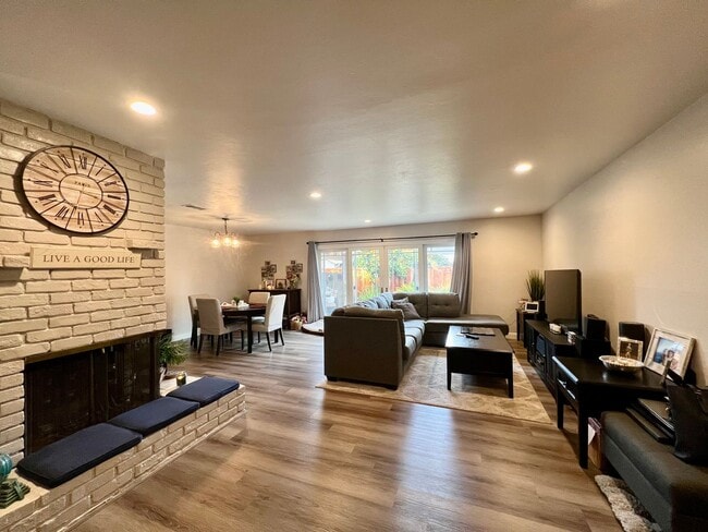 Building Photo - CAMPBELL (Dry Creek/Pruneyard neighborhood) HOME FOR RENT - $5,500/mo includes landscaping