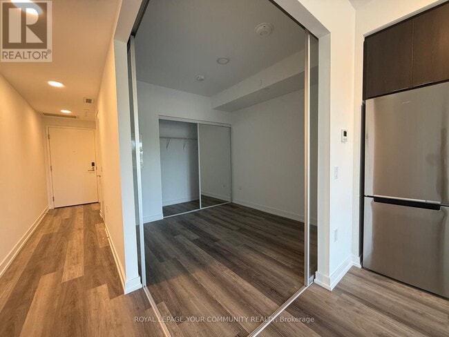 Building Photo - 880-880 The Queensway