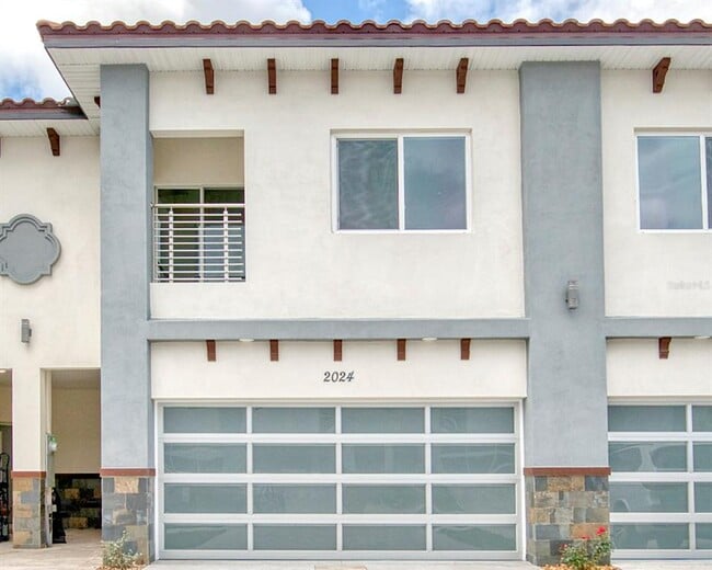 Building Photo - 2024 Greenbriar Ter