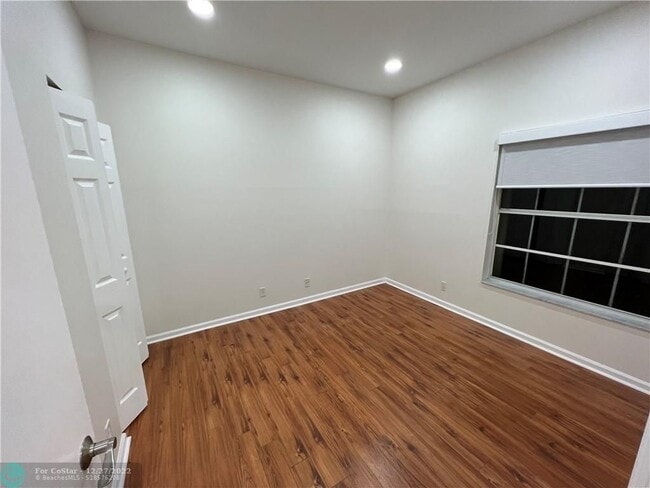 Building Photo - 6559 Via Regina