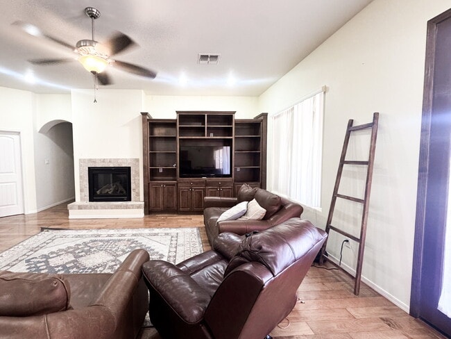 Building Photo - Stunning 4-Bed, 3-Bath Home in Sierra Montana