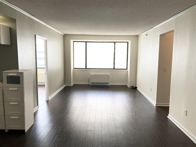 Building Photo - 45 River Dr S