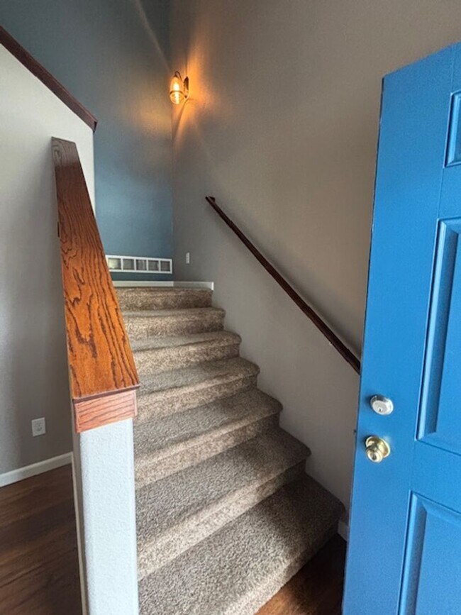 Building Photo - 4 Bedroom 3.5 Bath Townhome in Saddle Ridg...