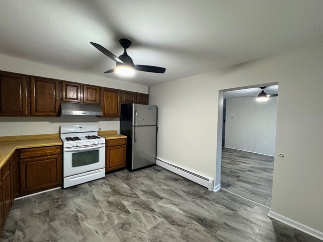 Building Photo - Spacious 2 bed 1 bath - off street parking...