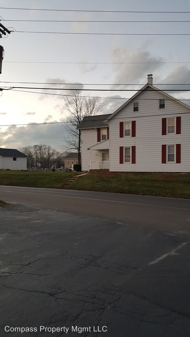 Foto del edificio - 3401 Compass Rd