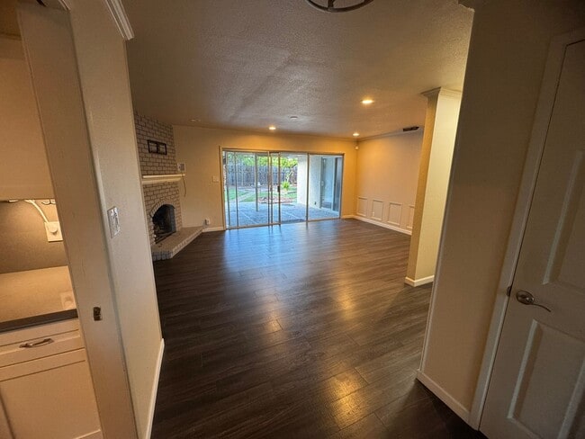 Building Photo - Upgraded Three Bedroom Duplex!