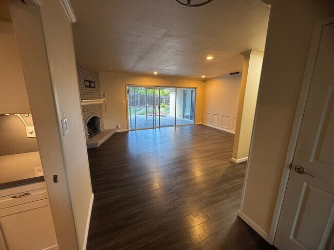 Foto del edificio - Upgraded Three Bedroom Duplex!