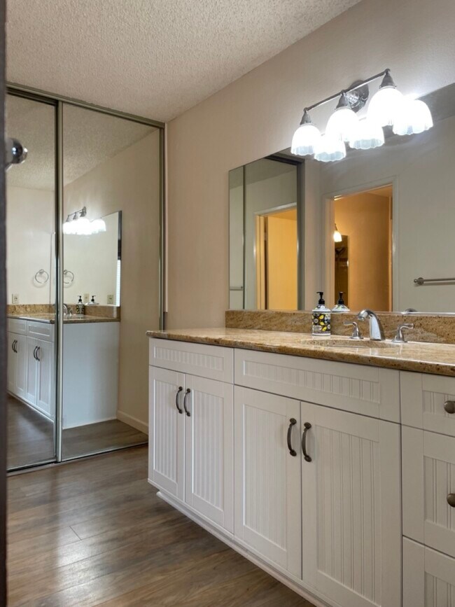 Vanity dressing area in master - 4800 Sawyer Ave
