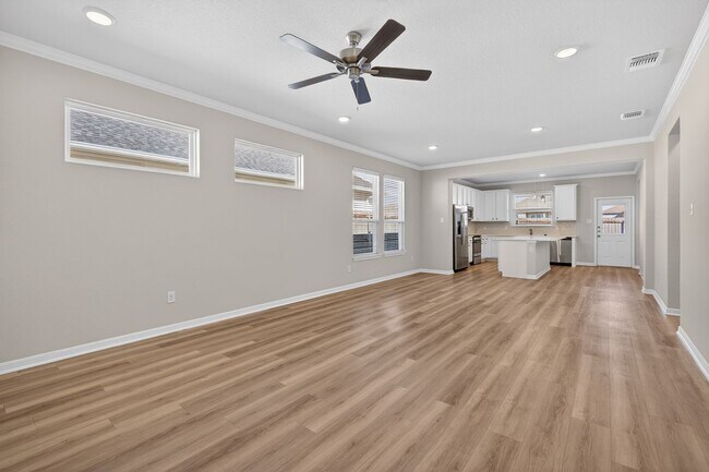 Foto del edificio - AVAILABLE NOW!