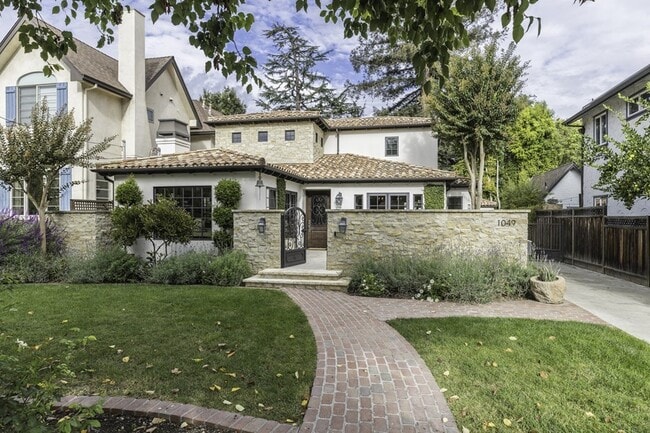 Foto del edificio - Mission Styled Masterpiece