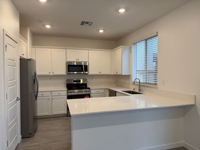 Foto del edificio - Beautiful 3 bed /2.5 bath Waiting For You!  SOLAR!!  Please read entire ad for viewings!