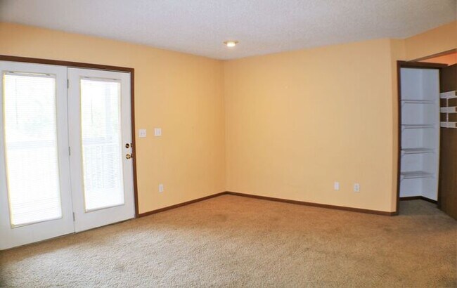 Foto del edificio - $1,150 | 2 Bedroom, 1 Bathroom 2nd Floor Condo | NO Pets | Available for August 1st, 2026 Move in!