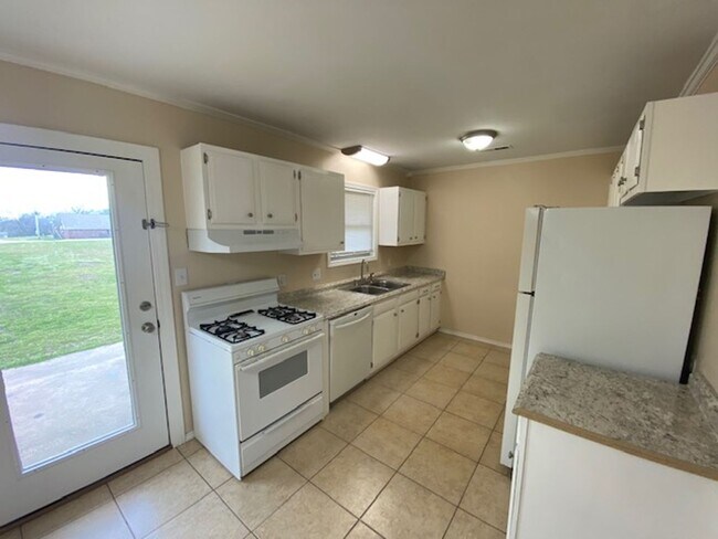 Foto del edificio - 3 Bedroom Duplex Located in West Fayettevi...