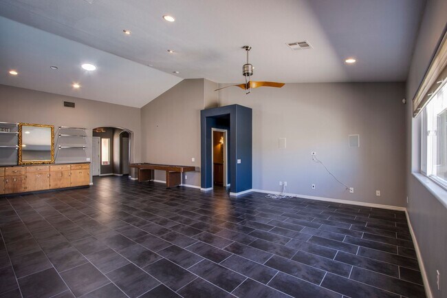 Foto del edificio - Beautiful Single Story, 3 bedroom 2.5 bathroom home in Summerlin with Pool and Spa!