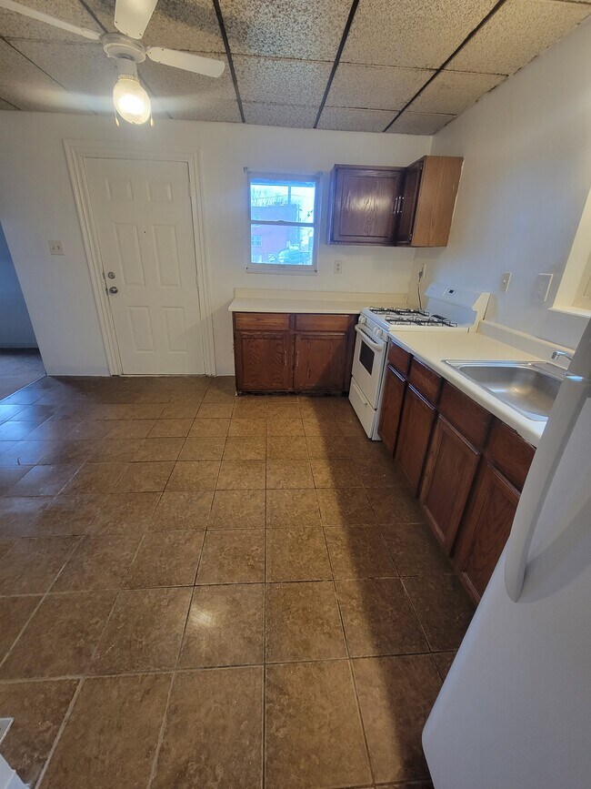 Kitchen/Dining Room View 3 - 303 Walnut St
