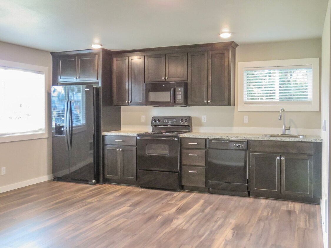 1123 N 3rd St Unit THI123, Woodburn, OR 97071 Room for Rent in