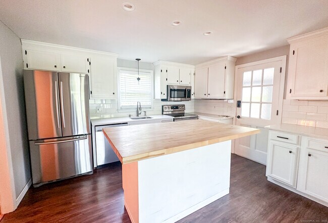 Foto del edificio - 176 Wolcott Hill Rd