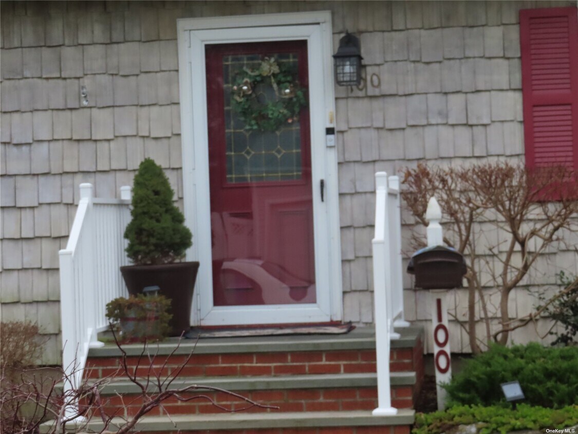 100 Leo Ln Unit 2, Deer Park, NY 11729 Room for Rent in Deer Park, NY