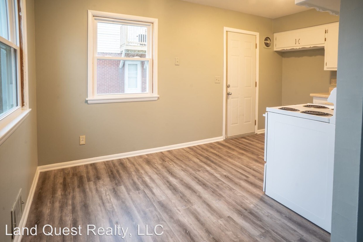 Primary Photo - 2 br, 1 bath Apartment - 523 3 Mile Rd.