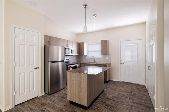 Building Photo - 10 Hiawatha Dr