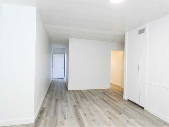 Building Photo - 3935 W 108th St