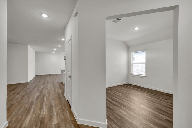 Building Photo - 647 Delicate Arch Dr