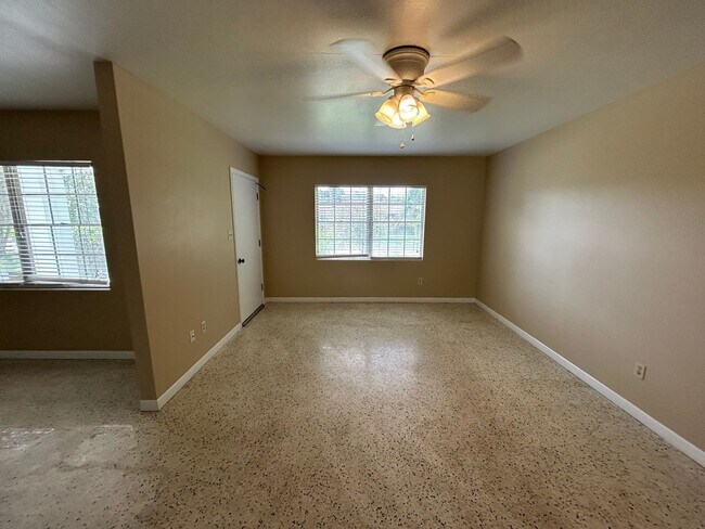 Foto del edificio - 3330 NW 27th Ave