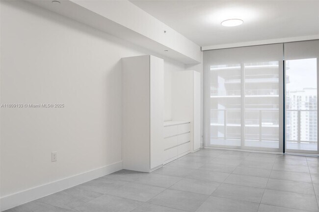 Building Photo - 1010 Brickell Ave