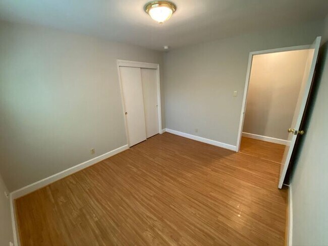 Building Photo - 512 West End Blvd-2BR/1BA-West End APT!!