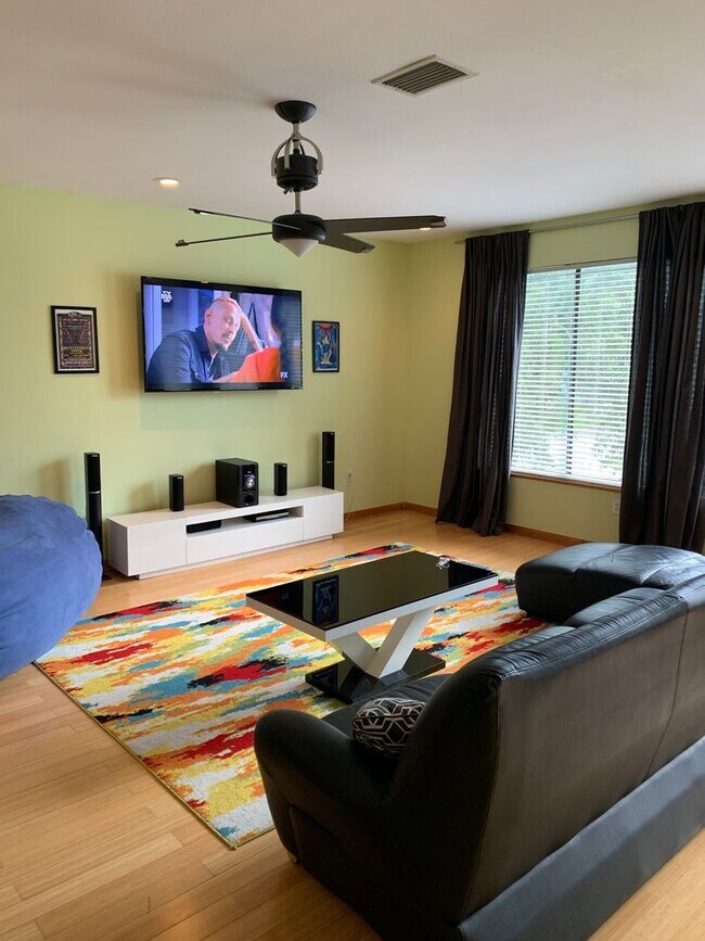 Foto del edificio - Amazing Non-Furnished 3 story contemporary 4 bedroom, 3 1/2 bathroom, 2 car garage Rental NEAR DO...