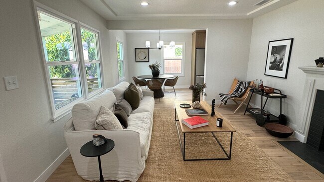 Sala de estar - 5950 Simpson Ave