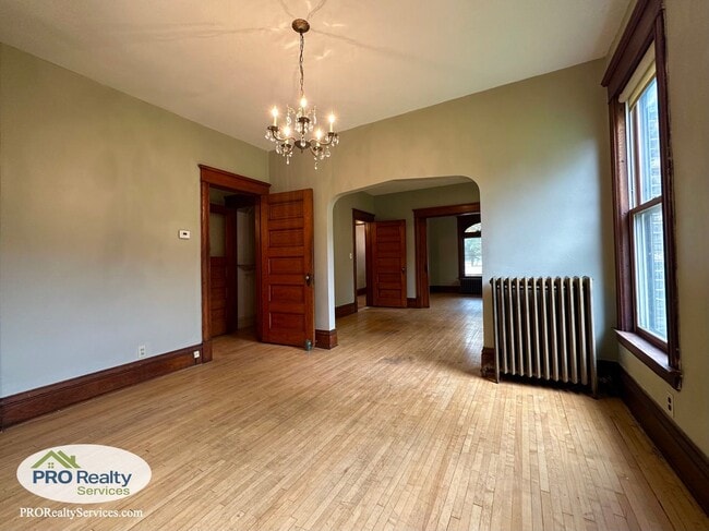 Building Photo - Charming 2 Bedroom Apartment in Northeast ...