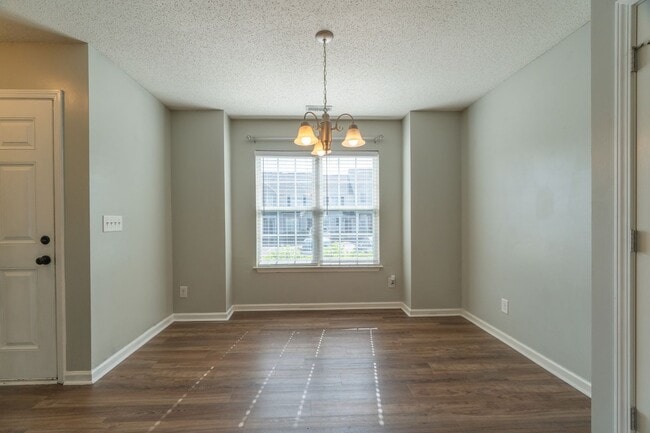 Building Photo - Townhome in a great location!