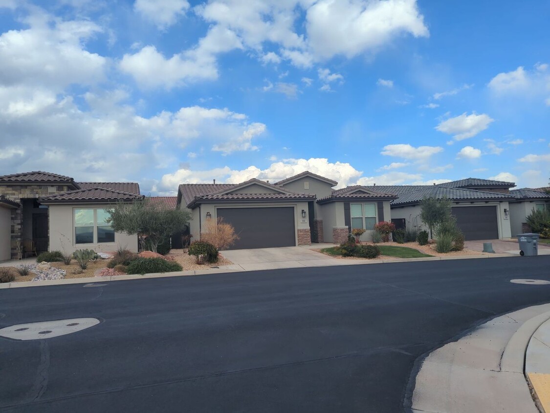 Building Photo - 3 Bedroom 2 Bath Home - Dog Friendly!